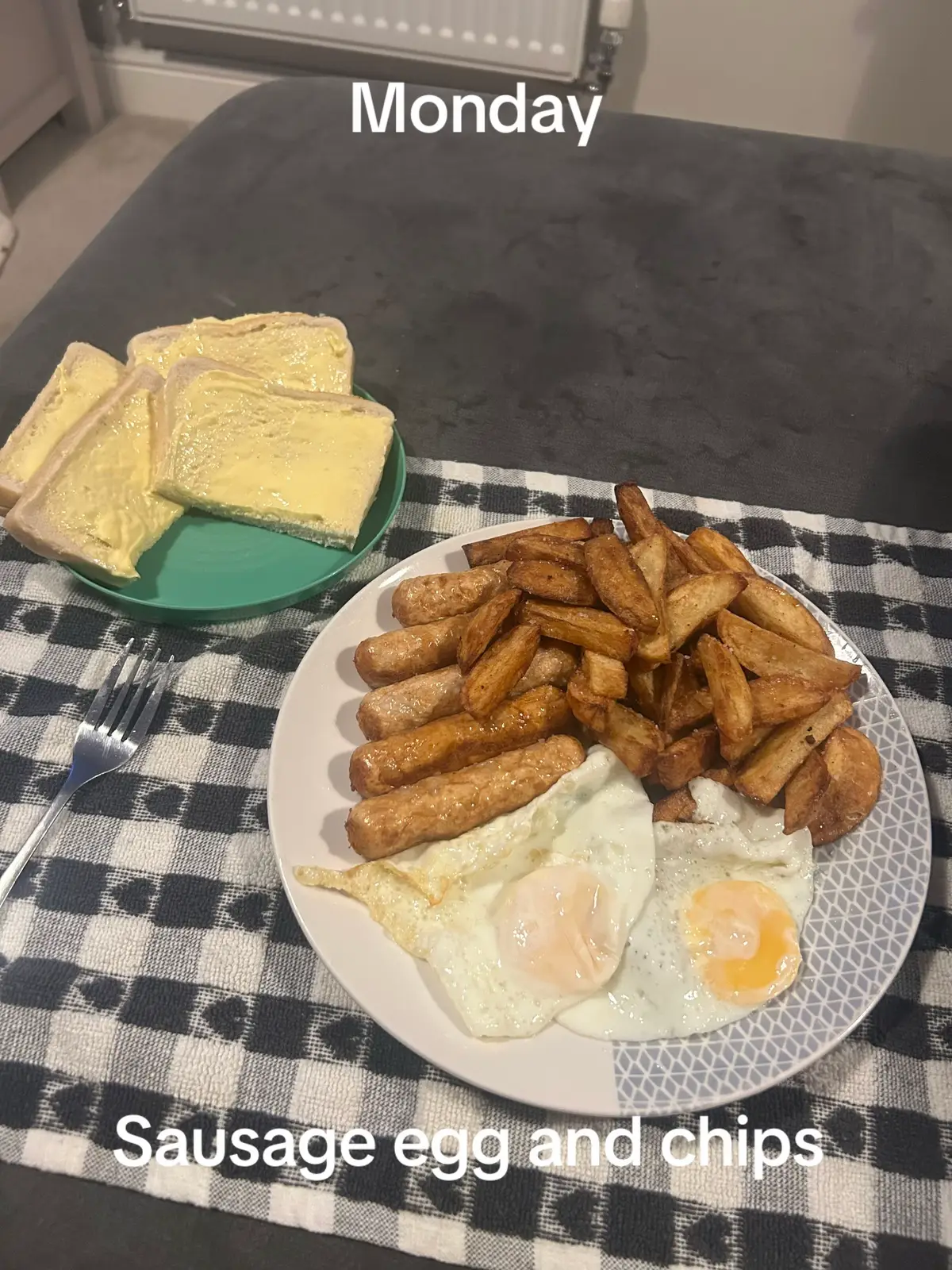 Monday - kicked off the week with some lovely sausage egg and chips  Tuesday - decided to treat myself to a lovely little Chinese. And it was Chinese as I got it from the the Chinese 😂😂 Wednesday - a house favourite with gammon egg and chips Tuesday Thursday - breast of lamb egg and chips. It was amazing 🤩  Friday - BBQ enough said. Cooked by my brother in law #FoodTok #meat #egg #chips #fyp 