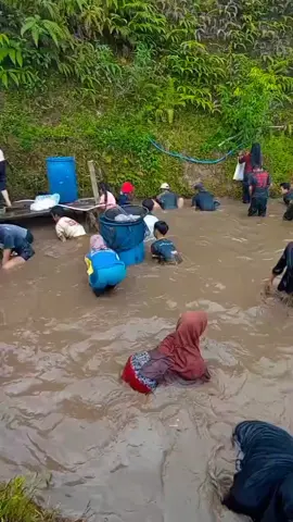 masih acara memeriahkan...  lomba nangkap ikan cuma pake tangan😀