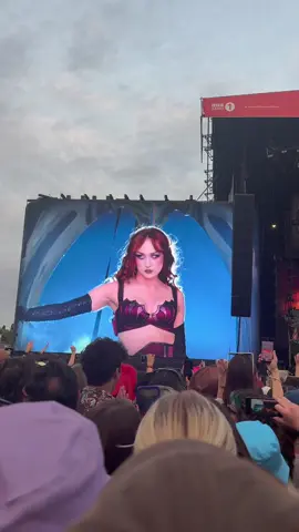 Dreams do come true 🥹 best she’s ever looked 😍 #chappellroan #readingfestival #fatherfigure #fyp 