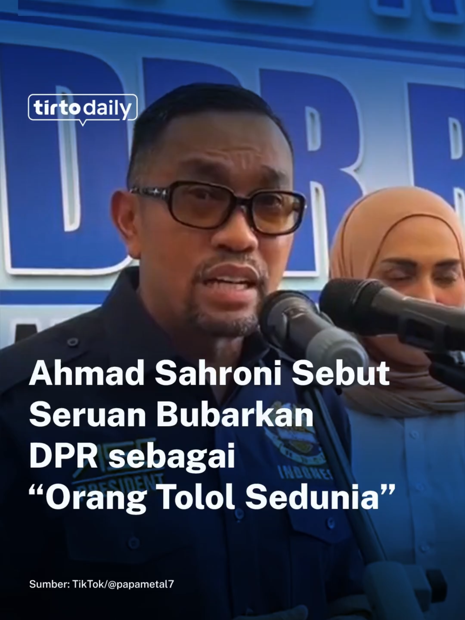 Wakil Ketua Komisi III DPR RI, Ahmad Sahroni, memberikan tanggapan terkait munculnya seruan pembubaran DPR yang ramai dibicarakan publik jelang aksi yang rencana akan digelar pada 25 Agustus 2025. Dalam pernyataannya, Sahroni menilai bahwa seruan tersebut tidak tepat dan justru bisa menimbulkan masalah baru. Menurut Sahroni, kritik terhadap kinerja DPR merupakan hal yang wajar dan bagian dari demokrasi. Ia menegaskan dirinya tidak pernah menutup diri terhadap kritik, namun ia mengharapkan kritik yang dilontarkan masyarakat tetap bersifat konstruktif sehingga dapat memberikan ruang untuk perbaikan. Sahroni juga menyebut pihak yang menyerukan pembubaran DPR sebagai 