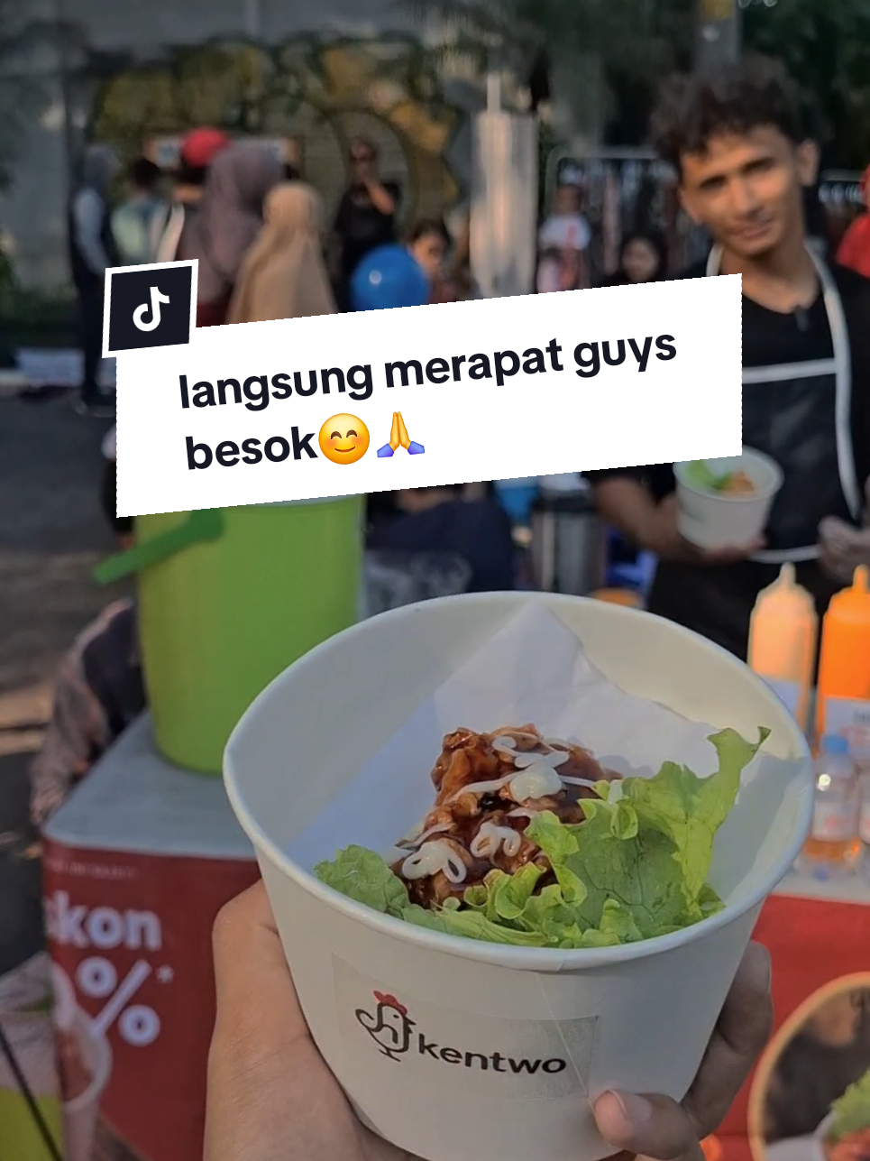 Denger-denger, besok Ayam Celup Viral Chikentwo buka lagi nih! 🔥 Tapi, ada yang spesial! Buat follower kita yang pertama kali datang ke stand, bakal dapat 1 porsi gratis! Gak cuma di satu tempat, tapi di dua lokasi sekaligus: di CFD depan Laju Kopi, Slamet Riyadi dan juga di Solo Baru! Siapa yang mau jadi yang pertama dan dapat gratisan? Buruan atur alarm, jangan sampai keduluan! Kira-kira, siapa nih yang berani datang paling pagi buat jadi yang pertama? Komen 