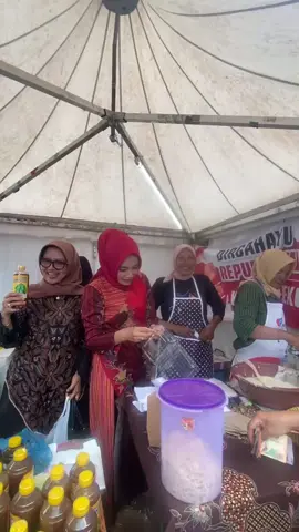 Alhamdulillah di temani ibu Bupati Klaten kemarin beliau sampai ikut melayani pembeli di hari terakhir festival kuliner dan jamu di halaman kantor Gubernur Jawa Tengah#disbudporaparklaten #komiteekonomikreatif #subkuliner #fachranihamenang 