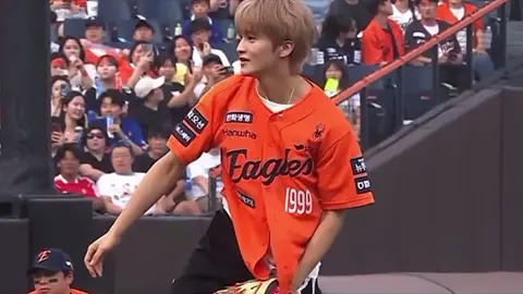 MARK LEE FIRST PITCH 😭⚾️ #MARK #MarkLee1stPitch #HanwhaEaglesxMark