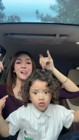 Maafkan muka bubun yg g terkondisi🤣 gemesh bgt tiktokan bareng si bontot 😍 kelakuan menggabut nunggu take😜