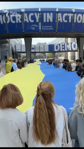 Під Європарламентом розгорнули 30-метровий український прапор.