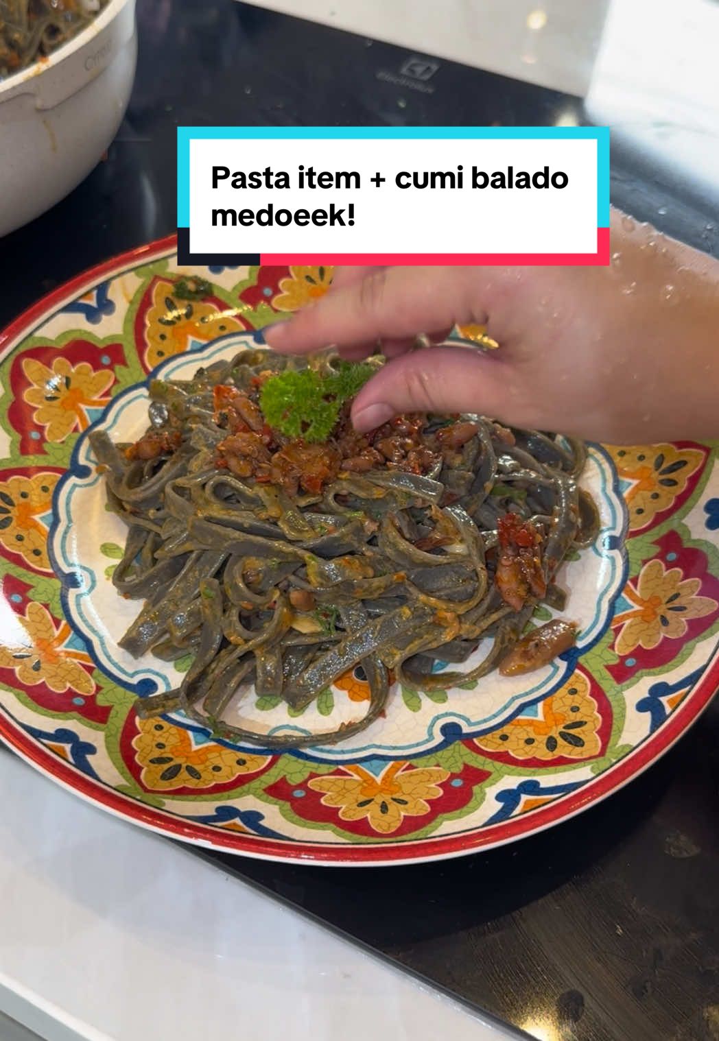 Replying to @夏奇拉🍬 pasta ireng + cumi balado @Medoeek 🫵🏻❤️