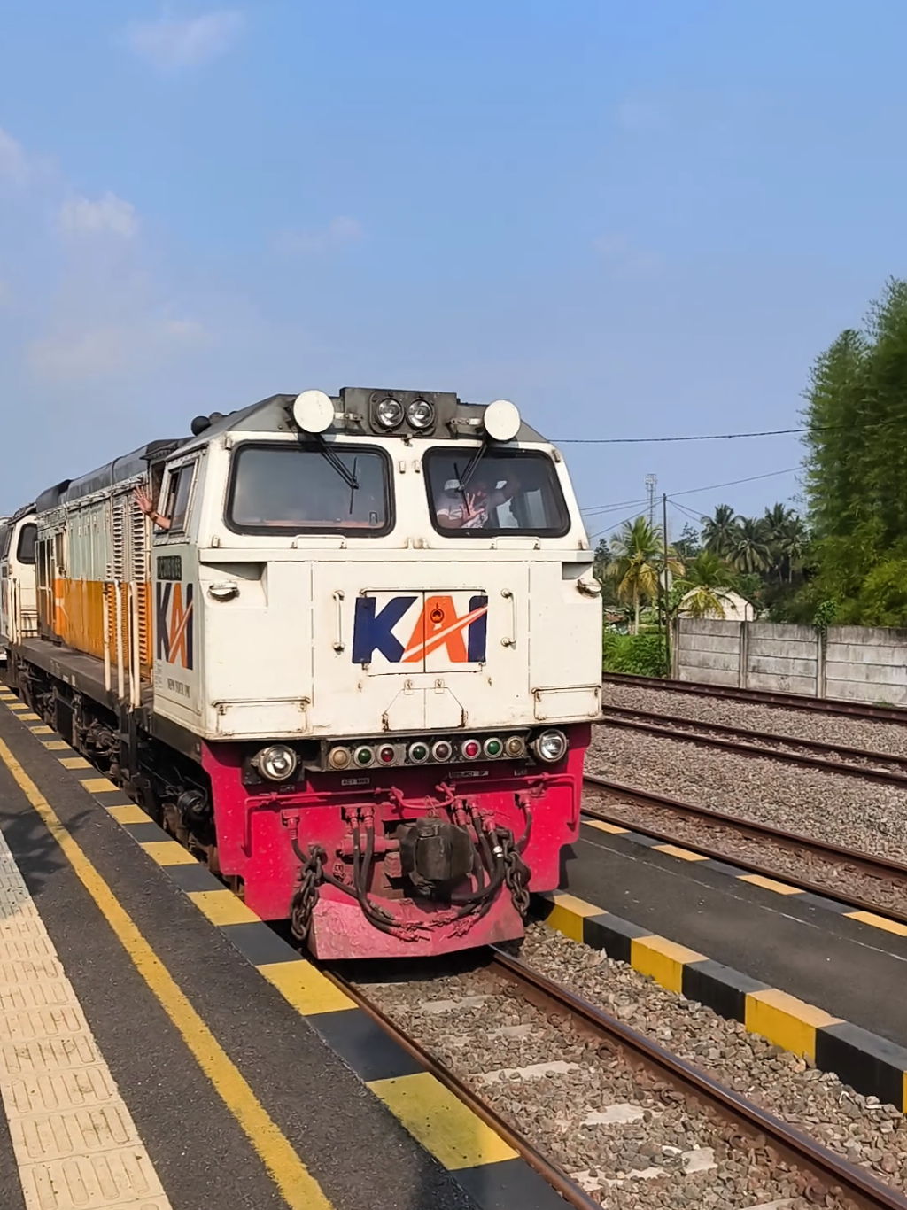 aku ingin kau mendengarnya dengan hatimu bukan telinga.🍃 momen dapat sapaan ramah dari masinis & asisten masinis King Wilis👑 . 🚂 KA 9 Argo Wilis SGU-BD berhenti di stasiun Ciamis. (PLB9A) . #KAAgoWilis #ciamis #keretaapiindonesia #masinisramah 