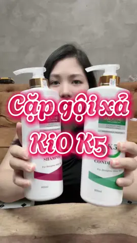 Cặp gội xả KiO K5 là giải pháp chăm sóc tóc chuyên sâu, giúp phục hồi và nuôi dưỡng mái tóc hư tổn. Với công thức giàu dưỡng chất và tinh dầu thiên nhiên, bộ gội xả KiO K5 giúp làm sạch nhẹ nhàng, cấp ẩm tối ưu, cho tóc mềm mượt và óng ả suốt ngày dài. Sản phẩm còn hỗ trợ giảm gãy rụng, khô xơ, chẻ ngọn, đồng thời bảo vệ tóc trước tác hại của môi trường. Hương thơm dịu nhẹ, sang trọng lưu lại lâu trên tóc, mang đến cảm giác dễ chịu và tự tin. Cặp gội xả KiO K5 phù hợp cho mọi loại tóc, đặc biệt là tóc yếu và hư tổn cần phục hồi. #capgoixa #daugoikiok5 #dauxaphuchoi #daugoiphuchoi #xuhuong 