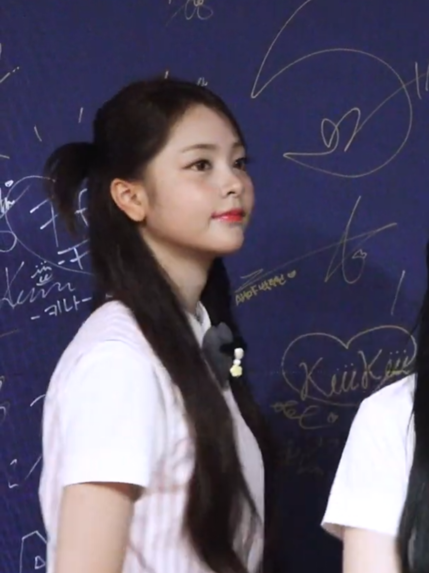 Lucu banget muka bingungnya🤏😁 source: TV Daily (ytb)  #CARMEN #카르멘  #hearts2hearts #하츠투하츠 #Hearts2HeartsLiveOnKWDA 
