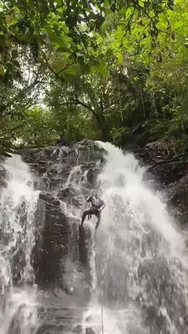 Lebih sakit mana kepleset di sini atau kepleset ekspektasi #curug #healing #wisataalam 