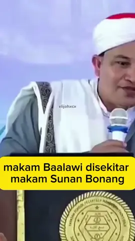 KH Imaduddin Utsman al-Bantani: Makan Ba'alawi di Sekitar Sunan Bonang Palsu  KOTA BEKASI, CerminDemokrasi.com - Sebuah video beredar di media sosial menyinggung keberadaan makam Ba‘alawi di sekitar makam Sunan Bonang. Dalam video itu, KH Imaduddin Utsman al-Bantani mempertanyakan keaslian makam tersebut dan menyebutnya sebagai makam palsu. Ia menilai tidak masuk akal jika ada makam Ba‘alawi di area Sunan Bonang. Menurutnya, Sunan Bonang hidup pada abad ke-15, sementara Ba‘alawi baru datang ke Nusantara pada abad ke-18 hingga 19. KH Imaduddin Utsman al-Bantani juga menegaskan bahwa jika benar makam itu berasal dari masa Sunan Bonang, seharusnya orang-orang yang dimakamkan di sekitarnya berasal dari periode yang sama. Karena itu, ia meragukan klaim yang menyebut adanya makam Ba‘alawi di kawasan tersebut. Lebih lanjut, ia menyampaikan bahwa Persatuan dan Perjuangan Wali Songo Indonesia di Surabaya telah melaporkan persoalan ini ke Dinas Cagar Budaya. Ia menekankan pentingnya menempuh jalur resmi dan tetap menjunjung akhlak Jawa dalam menyikapi masalah tersebut. #sunanbonang  #baalawi  #videoviral  Kunjungi Portal Berita: www.cermindemokrasi.com