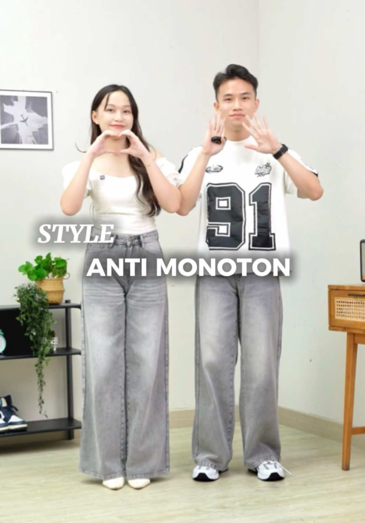 Skinny udah biasa, loose juga udah mainstream. Saatnya upgrade outfit lo pake WEEKEND 688—fresh, comfy, dan anti boring 💯 #JINISO #jinisoemangkeren #autokeren #highwaistloose #loosejeans 