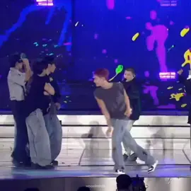not woozi just looking at the dancer's hand 😭#woozi #caratと繋がりたい #seventeenedit #caratさんと繋がりたい #carat #세븐틴 #caratsvt 