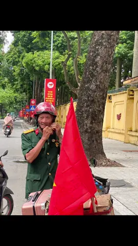 Cựu chiến binh Ông Trần Văn Thanh 76 Tuổi đã ra tới Hà Nội. Ông tuy tuổi đã cao nhưng với tinh thần yêu nước lớn lao đã ko ngại tuổi già sức yếu đi xe máy từ Nghệ An ra Hà Nội xem diễu binh ngày 2/9 sắp tới.  Chúng cháu thực sự xúc động khi được gặp ông đang di chuyển gần Lăng Bác.  Chúc ông luôn mạnh khỏe và bình an trên hành trình.  #tranvanthanh #hanoi #2thang9 #80namquockhanh 