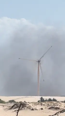 Torre éolica, pega fogo 🔥 e se destrói em@Dunas no Ceará .