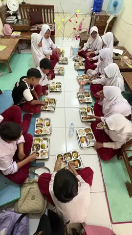 MBG day 1  #mbg #makanbergizigratis #sdpk #fypppp #majenang #foryoupage 