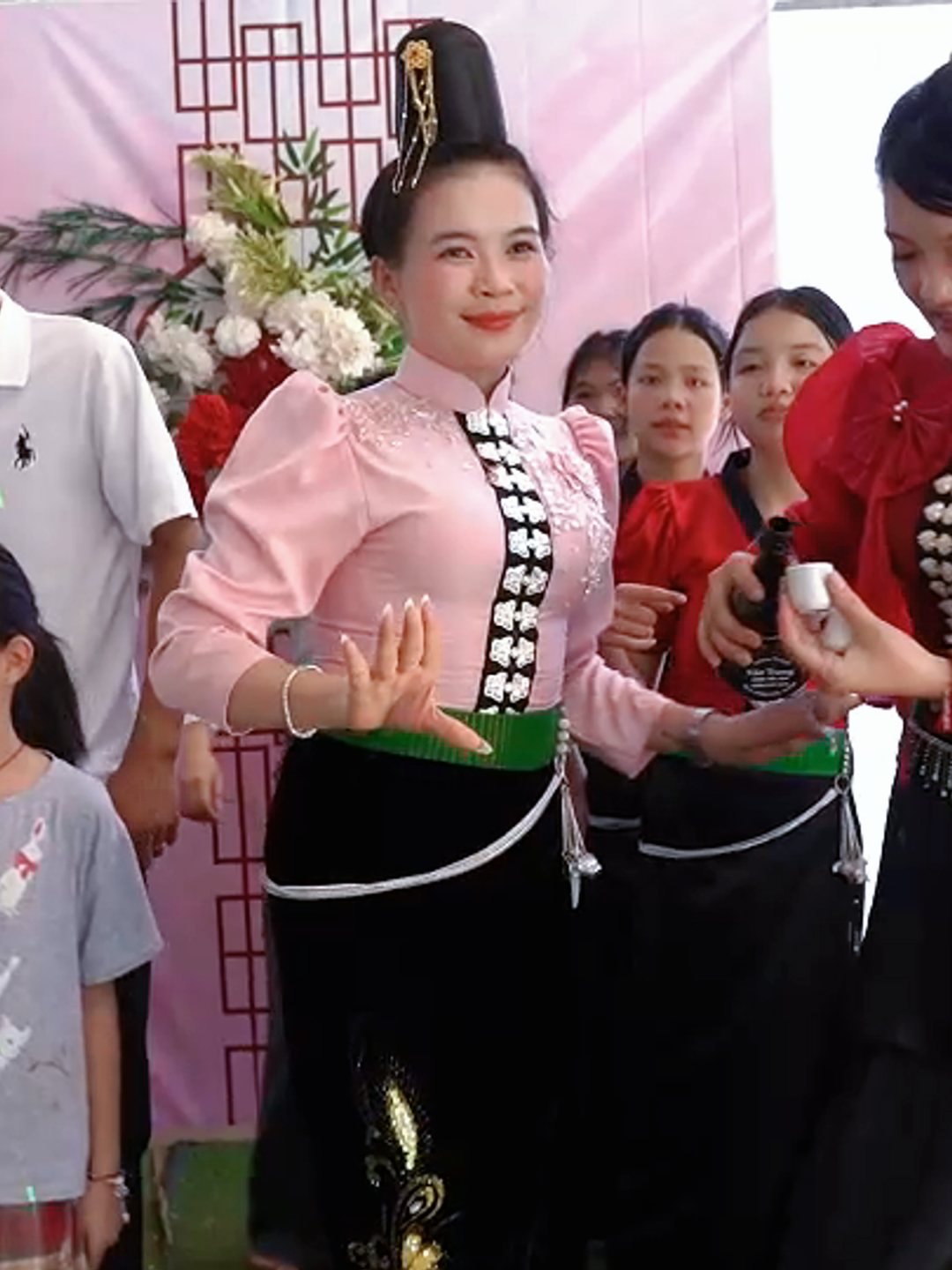 Cứ có MC này là sân khấu lại bùng nổ.