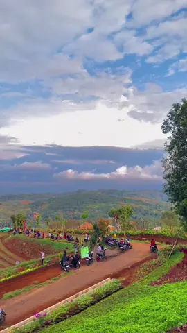 Cibadak punya bukit dengan view ter thebest kaya gini 👍, ini keren sihh apalgi kalo pagi view gn gede dan malemnya citylight .. ☺️👏 #tenjojaya #tenjojaya_cibadak #panenjoan #cibadak #cibadaksukabumi #cibadakhits #sukabumi #bukitpanenjoancibadak #sukabumijawabarat #sukabumiexplore #fyp #fypage 