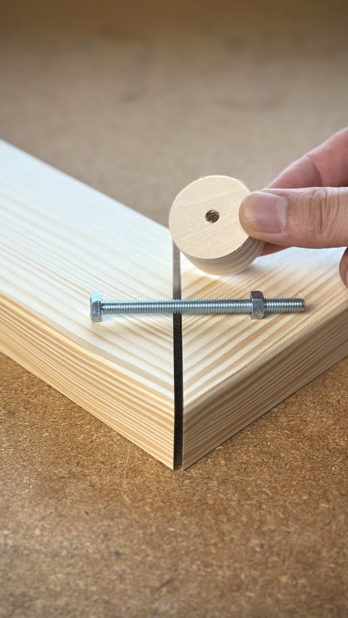 A Bolt Trick for a Perfect Miter Joint #woodworking #DIY #asmr #joint #tip 