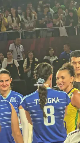 โดนสาวๆๆรุม 🥰😘 #กาบี้ #กาบี้10 #gabi #gabiguimaraes10 #วอลเลย์บอลหญิง 