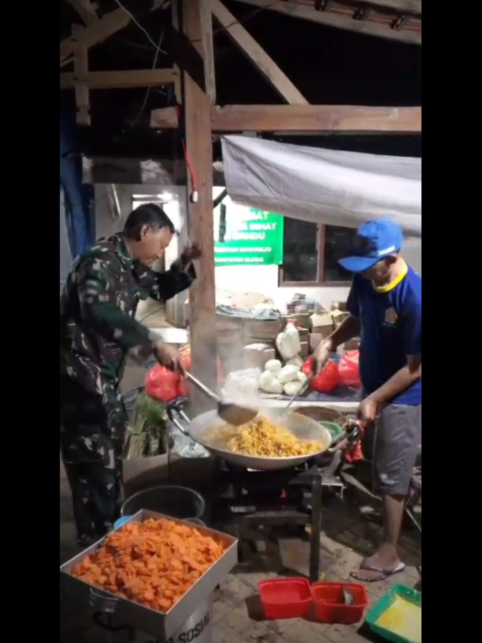TNI DAN TAGANA MEMASAK UNTUK WARGA TERDAMPAK KEBAKARAN SUMUR MINYAK DI DESA GANDU #taganablora  #kebakaransumurminyakblora 