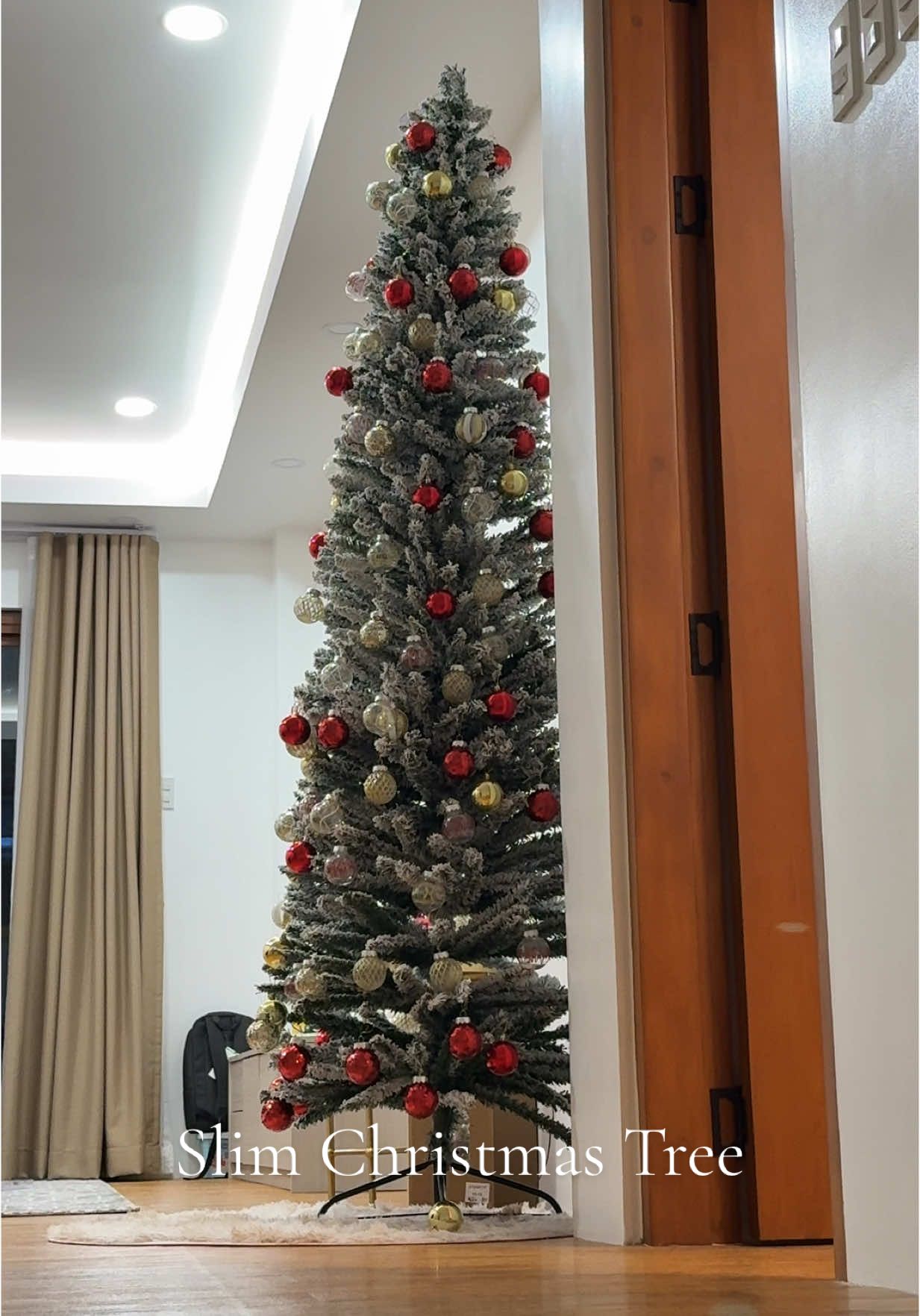 Hala ang ganda tlalaga nitong slim christmas tree na to. #slimchristmastree #christmasdecor #snowchristmastree 
