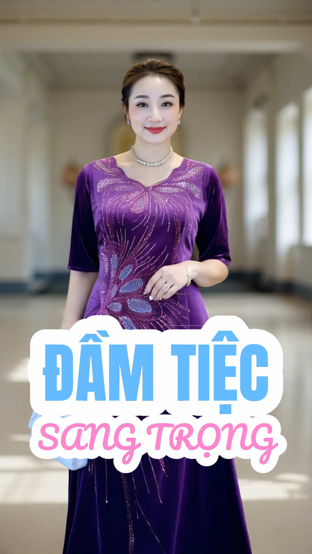 Chiếc đầm trung niên dự tiệc sang trọng này được may từ chất liệu vải nhung nhập khẩu cao cấp, mềm mịn, đính ép đá lấp lánh tinh xảo tạo hình các hoa văn hoạ tiết quý phái và thanh lịch. Thích hợp cho các Chị, các Mẹ diện thật tự tin trong những dịp đặc biệt quan trọng cần sự chỉnh chu. @Mặc đẹp phối xinh ✨  @Mặc đẹp phối xinh ✨  @Mặc đẹp phối xinh ✨ #thoitrangnu #macdepphoixinh #macdepphoixinh2025 #trungnien #trungniendep #damthietke #dammaxi #damtrungnien #damtrungniendutiec #damtrungniensangtrong 
