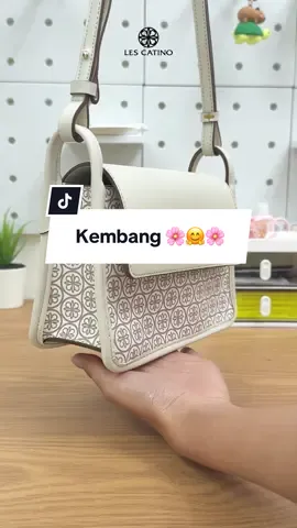 Gak suka ribet bawa tas gede? Laras Daisy jawabannya ringkes, ringan, dan ofc tetep gaya 💁‍♀️