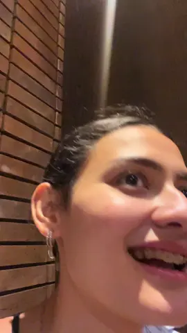 makannn di thailand, mba nya bisa bahasa indo, kamera nya mepet muka banget!!! @rachquelnes 