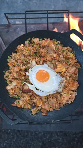 豚キムチ炒飯🇰🇷包まないワンパンオムライス🐣 　 レシピはコメント欄に記載してます✍️ 　 #tiktokfood #camp #cooking #outdoor #レシピ 