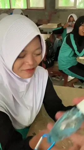 siapa yang pake makeup? saya bu👆🏻 yaAllah nengg 😭🤭  #gurumurid #muridsmp #raziamakeup #fypシ゚ #micellarwaterscora 