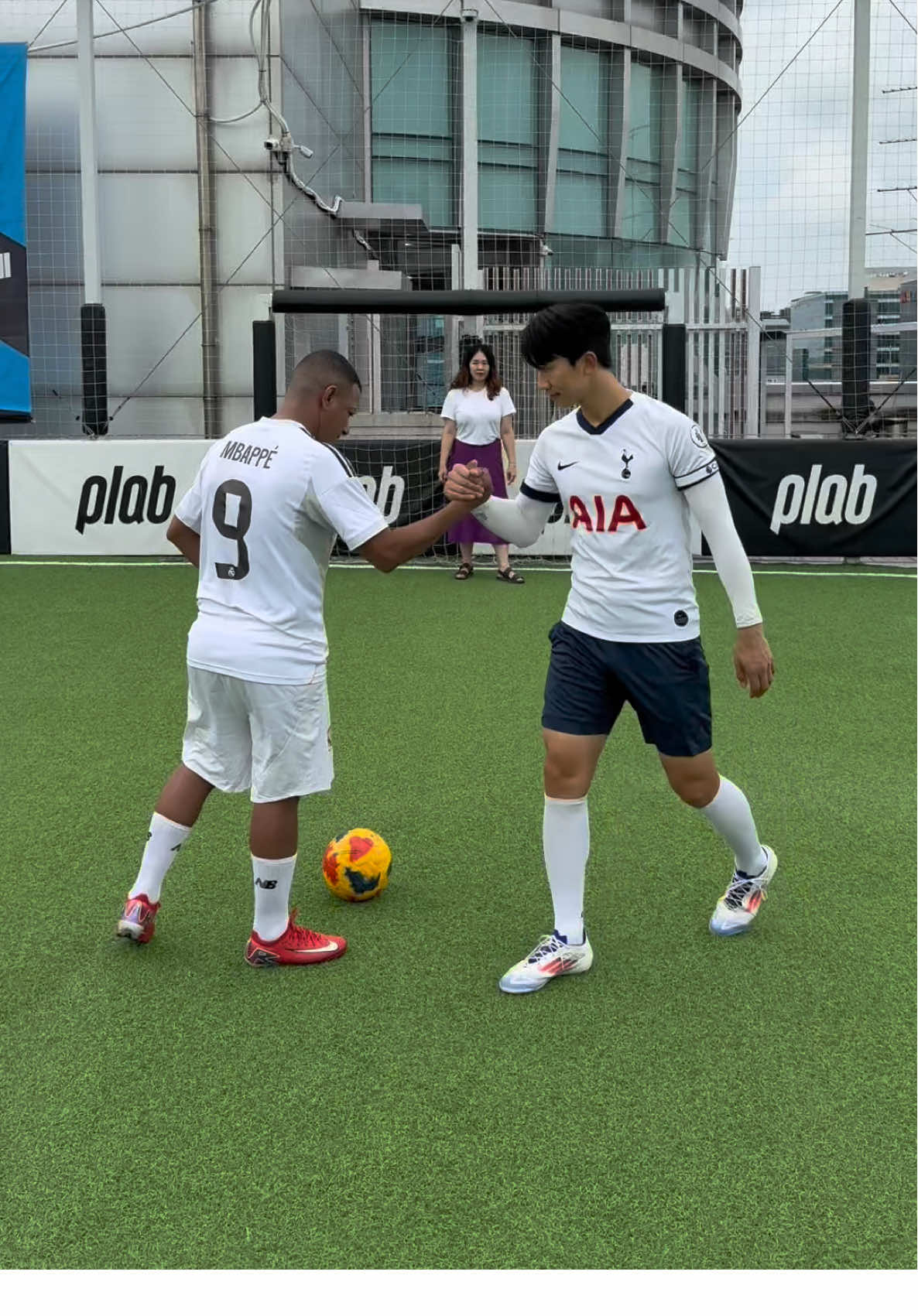 مبابي في تحدي جديد في كوريا مع سون الكوري😱😱😱😱#جمهور_شبيه_امبابي @동네축구 고수 