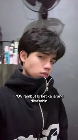 Ya, air bisa ngerusak rambut lo! karena air itu pH nya 7 sedangkan rambut pH nya 4.5 sampe 5.5 #gayarambut #hairstyle #haircut #GlowUp #azkaziyad 