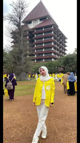 Kejar terus cita-citamu, percayalah kelak kamu jadi bagian dari bintang-bintang yg bersinar di negeri ini. Tetap jadi insan yg religius, cintai selalu negeri ini 🇲🇨anakku. kebanggaan Papa & Mama 🤍🤍 #nadyaweddingstory #universitasindonesia #quoteoftheday #toyota #nadyawedding @yani_leksono 