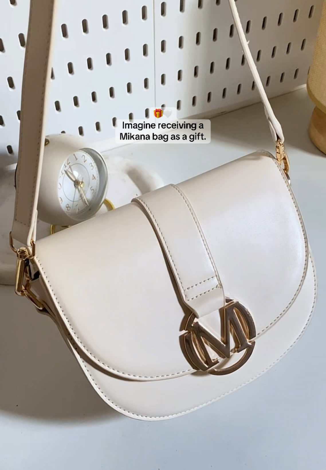Soo classy and elegant.✨ @Mikana  #mikana #giftideas #bag  #bagsforwomen #saddlebag 