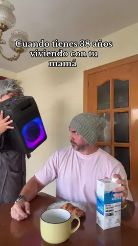 🤭🤭 cuando tienes 38 viviendo con tu mamá #fyb #humor #caras #gestos #mama 