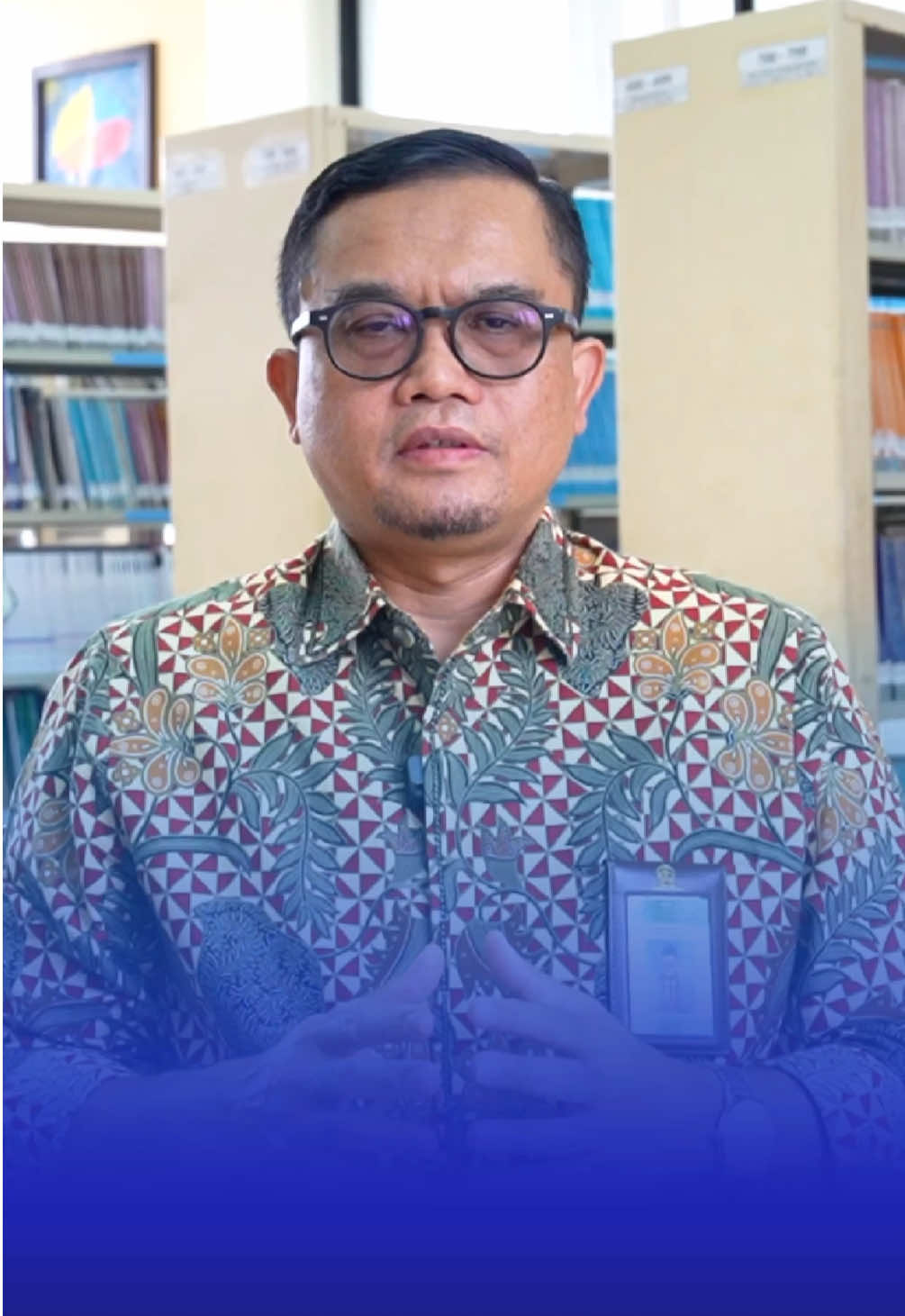 #SobatBelajar, sesuai dengan Instruksi Presiden Nomor 7 Tahun 2025 tentang Revitalisasi Satuan Pendidikan, SMA Unggul Garuda, dan Digitalisasi Pembelajaran. Direktorat Jenderal PAUD Dasmen berkomitmen untuk melaksanakan instruksi tersebut sebaik-baiknya.  Pak presiden dalam pidatonya di hari Pendidikan Nasional 2 Mei 2025, di SDN 5 Cimahpar Kabupaten Bogor, menyampaikan bahwa pemerintah ingin menyediakan televisi pintar atau Interactive Flat Panel (IFP) untuk seluruh sekolah di Indonesia, baik di daerah tertinggal, daerah terluar, ataupun di daerah-daerah kota yang mengalami kesulitan mendapat bahan atau guru yang ahli di bidang-bidang tertentu, . Dengan demikian terjadi pemerataan kualitas pembelajaran di seluruh Indonesia.  Dalam pelaksanaannya, digitalisasi pembelajaran dikuatkan dengan penyediaan perangkat media seperti IFP, laptop, media penyimpanan konten pembelajaran (external Hardisk), dan lainnya. Tahun ini, sekolah sasaran yang akan menerima perangkat media yang telah terinstall konten pembelajaran sebanyak 288.865 sekolah, dan hingga bulan Agustus ini sudah berlangsung pengiriman untuk tahap 1.  Digitalisasi Pembelajaran yang saat ini sedang diimplementasikan, bertujuan untuk mendorong pemerataan kualitas pendidikan berbasis teknologi, sekaligus memperkuat ekosistem pembelajaran berbasis digital yang menyeluruh dan inklusif, baik sekolah negeri maupun swasta, serta membangun ekosistem digital classroom dan pembelajaran berbasis teknologi yang sesuai dengan tuntutan zaman.  Disamping itu, sekolah penerima IFP kita latih dalam bentuk bimbingan teknis agar optimal dalam penggunaan fitur-fitur yang ada. Saya Gogot Suharwoto, Direktur Jenderal PAUD DASMEN , Kementerian Pendidikan Dasar dan Menengah, Mengajak seluruh pihak untuk bersama-sama menjaga agar program ini tepat sasaran dan berdampak. Demi mewujudkan pendidikan bermutu untuk semua. #PendidikanBermutuuntukSemua #DitjenPAUDDikdasmen #KemendikdasmenRAMAH