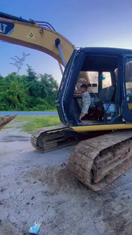 🤣🤣#operator_excavator #budakkampung #gengkukubesi #fypシ゚viral🖤video 