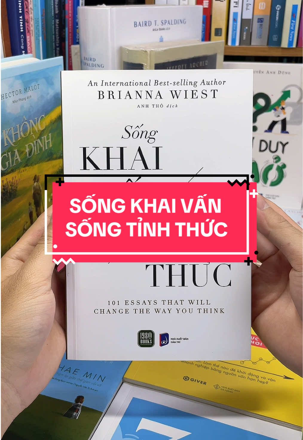 Sống Khai Vấn Sống Tỉnh Thức – Đánh Thức Bản Ngã, Chữa Lành Chính Mình. Bạn có bao giờ tự hỏi: Vì sao mình cứ lặp lại những sai lầm cũ? Vì sao hạnh phúc dường như luôn xa tầm với? Trong cuốn sách “Sống Khai Vấn Sống Tỉnh Thức”, tác giả dẫn dắt bạn vào hành trình: 	•	Đặt những câu hỏi sâu sắc để tự soi chiếu và tìm lại con người thật bên trong. 	•	Hiểu rõ những mô thức vô thức đang kìm hãm bạn, từ đó chuyển hóa nỗi đau thành sức mạnh. 	•	Học cách sống chậm, sống tỉnh thức và kết nối với hiện tại – nơi hạnh phúc thật sự hiện hữu. Đây không chỉ là một cuốn sách, mà là người thầy đồng hành, giúp bạn thức tỉnh, trưởng thành và sống đúng với giá trị cốt lõi của mình. Nếu bạn đang khát khao một cuộc sống an yên, sáng suốt và đầy nội lực, thì “Sống Khai Vấn Sống Tỉnh Thức” chính là cuốn sách bạn cần sở hữu ngay hôm nay!#tiemsachbinhyen #sach #sachhay #BookTok #songkhaivansongtinhthuc 