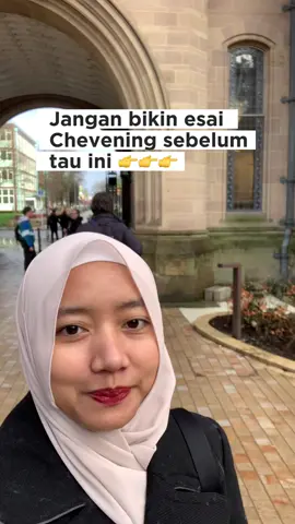 Hai, Pejuang Beasiswa! 🎓✨ Salah satu tantangan terbesar saat menulis esai Chevening adalah bagaimana membuat jawaban yang jelas, meyakinkan, dan terukur. Di sinilah metode SMART bisa membantu. Dengan menggunakan SMART, ide yang awalnya abstrak bisa berubah jadi rencana konkret yang mudah dipahami oleh assessor Chevening. Kayak gini nih… 1️⃣ Specific (Spesifik) 👉 Jawaban harus jelas, tidak bertele-tele, dan langsung menunjuk ke apa yang ingin dicapai. * Hindari: “Saya ingin berkontribusi di bidang pendidikan.” * Lebih baik: “Saya ingin mengembangkan kurikulum literasi digital untuk sekolah menengah di daerah 3T di Indonesia.” 2️⃣ Measurable (Terukur) 👉 Assessor ingin tahu seberapa jauh progresmu bisa dilihat dengan angka atau indikator. * Hindari: “Saya ingin meningkatkan kualitas kesehatan masyarakat.” * Lebih baik: “Saya menargetkan peningkatan akses layanan kesehatan primer sebesar 20% dalam 5 tahun di wilayah X.” 3️⃣ Achievable (Dapat Dicapai) 👉 Rencana harus realistis dengan kapasitasmu, pengalaman, dan konteks negara asal. * Hindari: “Saya ingin menghapus kemiskinan di Indonesia dalam 5 tahun.” * Lebih baik: “Saya ingin mengembangkan model program pengentasan kemiskinan berbasis UMKM di 10 kabupaten dalam 5 tahun.” 4️⃣ Relevant (Relevan) 👉 Pastikan rencana kariermu nyambung dengan prioritas Chevening dan kebutuhan Indonesia. Chevening menekankan 4 prioritas UK untuk Indonesia: * Pertumbuhan & Kesejahteraan * Ketahanan Iklim * Keamanan & Stabilitas * Pembangunan Inklusif 5️⃣ Time-bound (Batas Waktu) 👉 Setiap target harus punya tenggat waktu jelas. * Hindari: “Suatu saat saya ingin menjadi pembuat kebijakan.” * Lebih baik: “Dalam 5 tahun, saya menargetkan posisi analis kebijakan di Kementerian X, lalu dalam 10 tahun berkontribusi di level ASEAN.” 📌 Study Plan: Sebutkan target output setelah lulus (1-2 tahun). 📌 Career Plan: Bagi rencana ke jangka menengah (5 tahun) dan jangka panjang (10 tahun+). Catatan: Konten ini adalah pendapat aku sendiri dan tidak mewakili Chevening, British Council, atau FCDO. 🙋‍♀️Follow aku ya biar nggak ketinggalan info tentang Chevening 🇬🇧 #chevening #studyintheuk #beasiswaluarnegeri #mycheveningjourney #infobeasiswa 