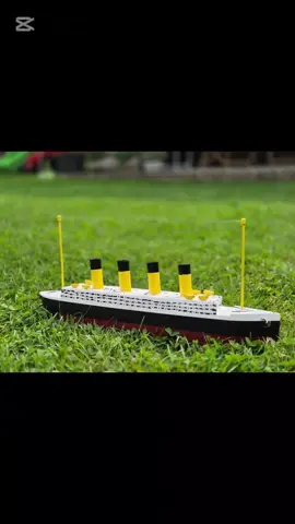 Proiectul nr. 2 al vacantei este gata. TITANIC! 😆 ne-am jucat cu ce am gasit pe la bunicu' Adi prin curte si am construit un nou transatlantic (mai are 2, tot construite de noi 😁) Acesta este cel mai complex si la scara pe care l-am facut pana acum. Devenim din ce in ce mai buni! 🤗💪🏻🤝🏻 Pentru noi este cel mai frumos din lume, asadar nu va intreb daca va place 😂😂😂