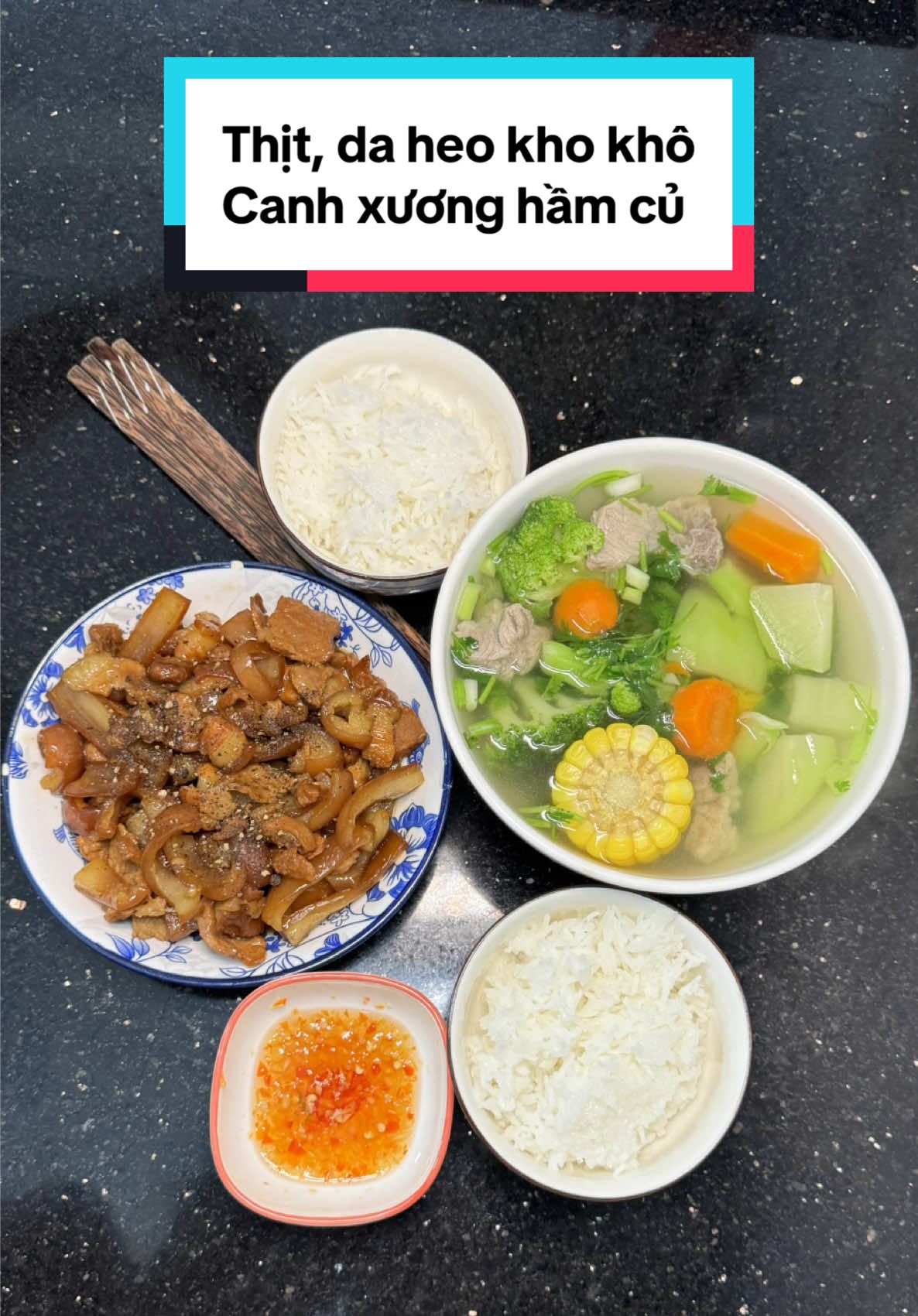 Thịt, da heo kho khô ăn cùng canh xương hầm củ. Mời cả nhà ăn cơm cùng gia đình em ☺️ #themcomnha #daheokho #thitkhokho #canhxuongham #monngonmoingay 