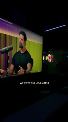 “Vai viver tudo vida irmão, mas pague o preço da vida que tu quer ter” (Guto Galamba) Não existe almoço de graça — tudo tem um preço, seja tempo, esforço ou renúncia. Então, em vez de esperar cair do céu, levanta, corre atrás e vive tua vida do teu jeito. Quem não se mexe, nunca prova o sabor da vitória. #gutogalamba  #emagrecimento  #reflexao #Motivação #musculacao      
