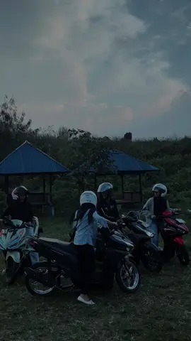 pov cewe gada kabar 🤪 #vario125 #variogen2 #trending #cinematic #fyp @🌹R_ @Bet23 