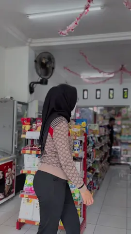 Selama kamu tidak jahat sama orang, mau gaya petantang petenteng boleh2 ajaa yaa kan yaaa🤪🤪