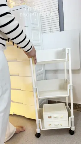 Udah pada punya rak bukunya? ☺️