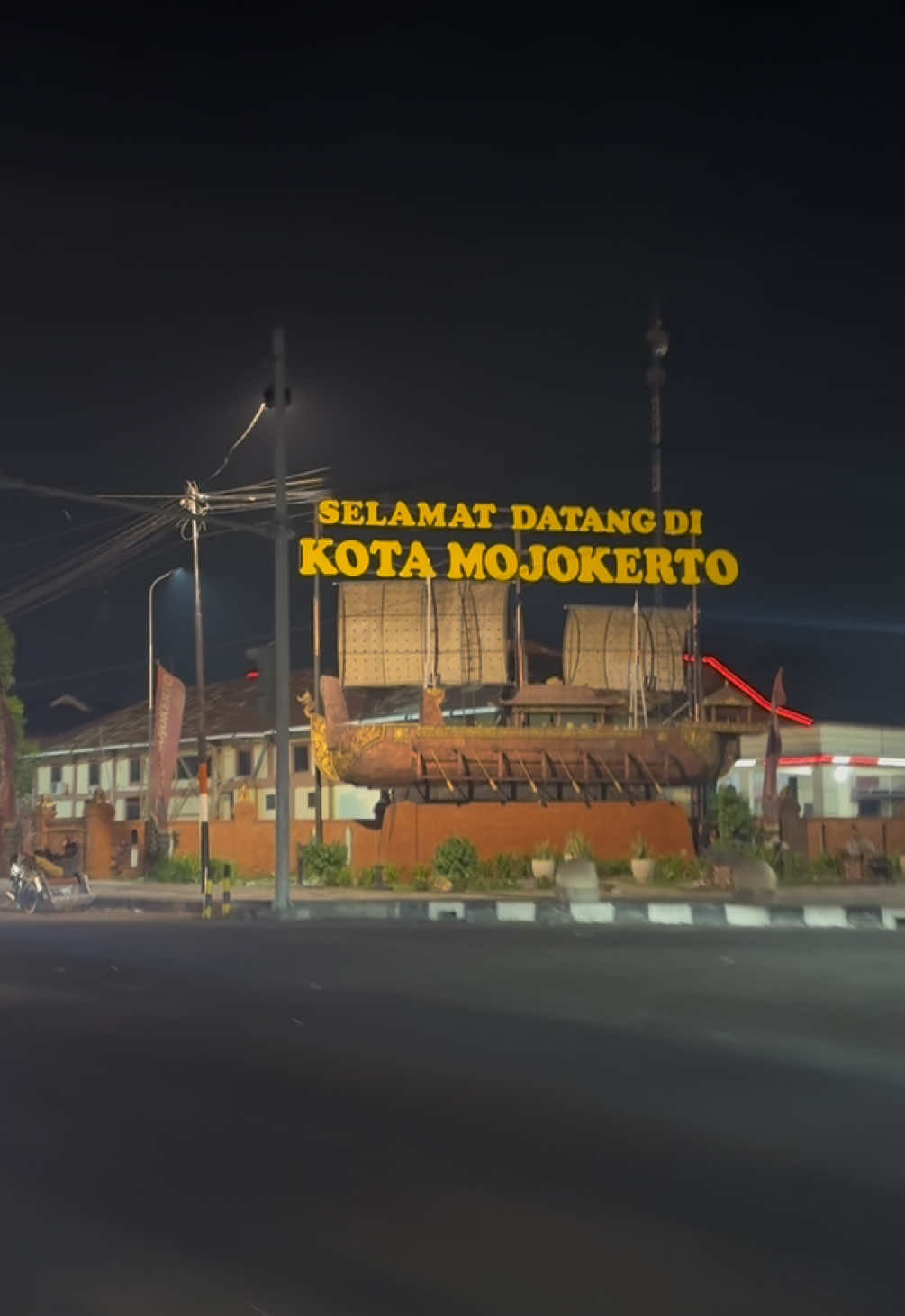 Duwe kenangan opo lur Karo arek Mojokerto 😅 #fyp #foryou #liriklagu #mojokerto #simpatikmusic 