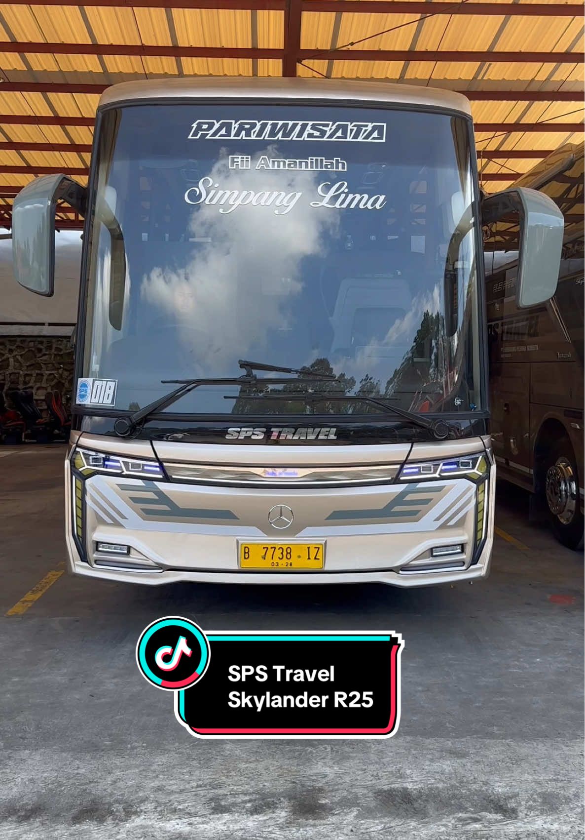 Yang baru dari Semarang Pesona Semesta / SPS Travel, Skylander R25 New Armada Karoseri @𝙎𝙪𝙧𝙮𝙖𝙖 𝙉𝙚𝙢𝙗𝙚𝙡𝙖𝙨  @Banzz_1830  #SPSTravel #SkylanderR25 #BusPariwisata #BusCinematic #Semarang