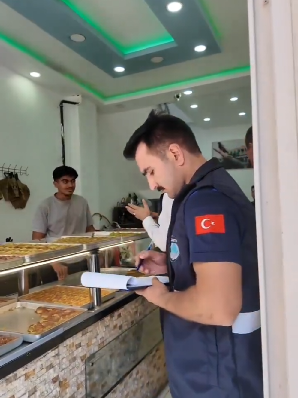 Dem Parti Ağrı Belediye Başkanı’nın esnaf  denetlemesi sosyal medya da büyük beğeni topladı#kesfetteyiz #kurtlerburdami #dem #amedspor #selahattindemirtas 