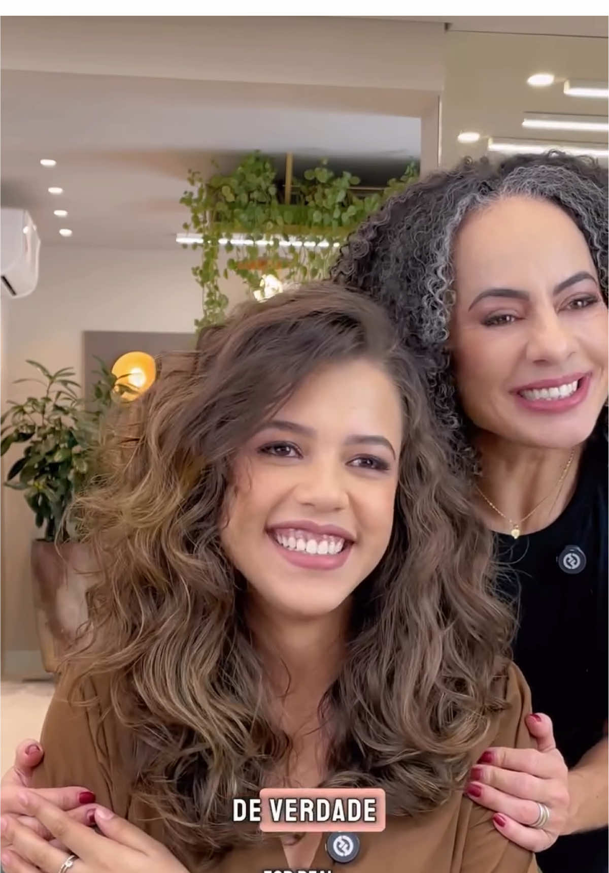 Do “liso armado” ao ondulado cheio de vida!✨ A Luana sempre acreditou que seu cabelo era apenas um liso sem forma… até descobrir que, na verdade, escondia ondas maravilhosas. No Big Chop, ela decidiu se libertar da química e revelar sua verdadeira textura. E o resultado foi uma ativação linda das ondas, que deixaram ela ainda mais radiante! ✨ Conta aqui nos comentários: o que você achou da transformação da Luana?  Vamos encher esse post de elogios!